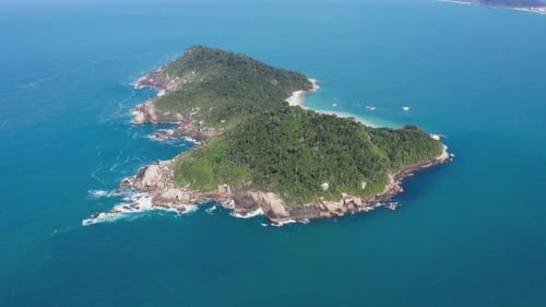 île de la côte brésilienne, vue d'en haut, par un Drone