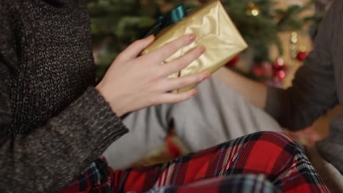 Ein Geschenk überreichen