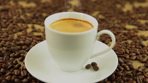 La vapeur d'une tasse de café
