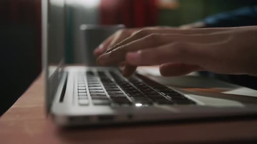 Nahaufnahme der Hände eines schwarzafrikanischen Geschäftsmannes, der mit der Tastatur des Computers, Laptop, Teenager oder