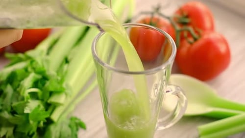 Smoothie végétalien sain au céleri vert