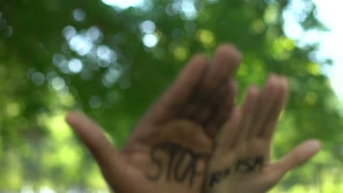 Interrassistische Menschenhände erscheinen mit Stop Racism Phrase, Diskriminierung