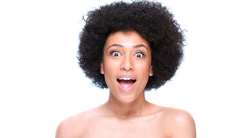 Hermosa chica afroamericana haciendo caras