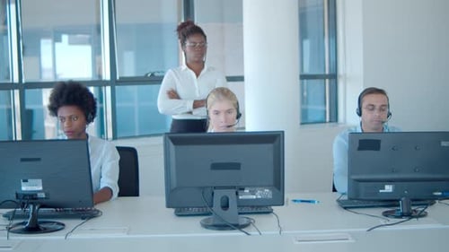 Strenge weibliche Chefs Call Center-Mitarbeiter