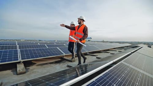 Techniker in Schutzuniform kommen unter Sunny Batteries