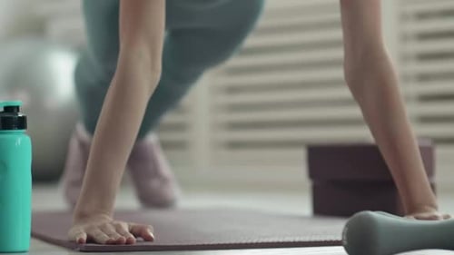 Deportista haciendo flexiones