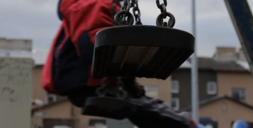 Garçon sur les balançoires
