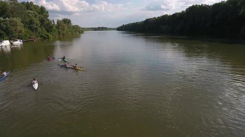 Niños en kayaks