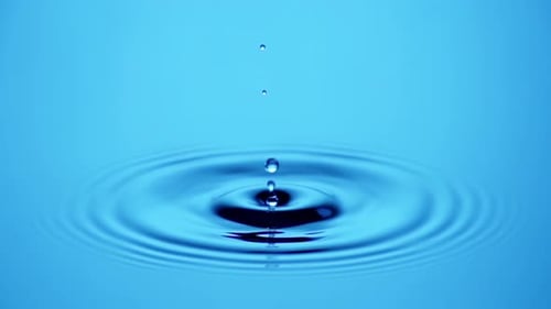 Wassertropfen fällt und spritzt in Zeitlupe