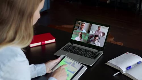 Rückansicht von Woman Speak Using Webcam Conference auf Laptop mit verschiedenen Kollegen, weibliche Angestellte