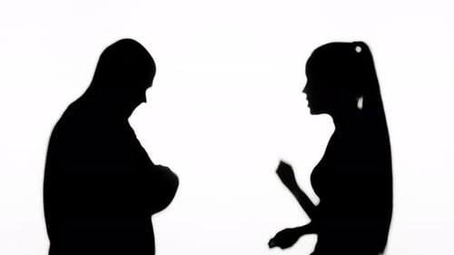 Frau schreit auf Mann streit auf weißem Hintergrund
