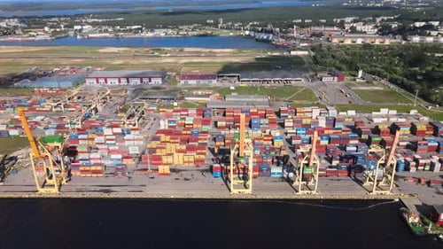 Containerterminal im Hafen