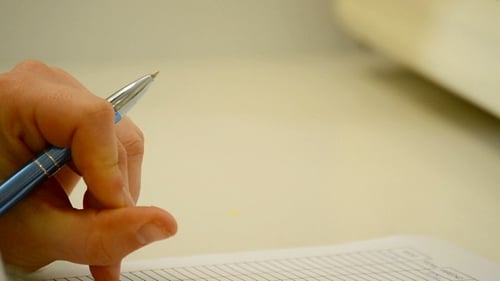 Hand mit einem Stift