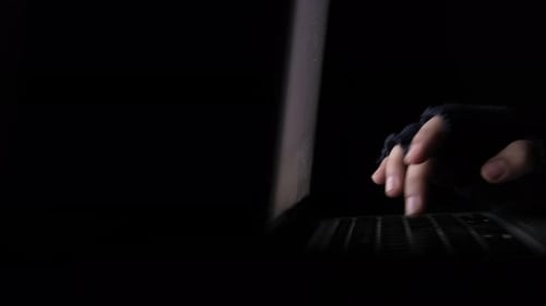 Hacker roba datos de una computadora portátil aislada en negro