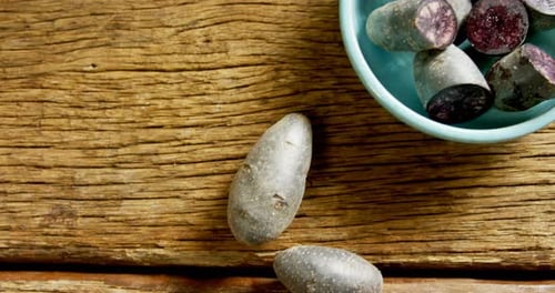 Batatas sobre mesa de madera