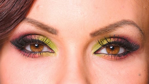 Yeux avec maquillage coloré appliqué