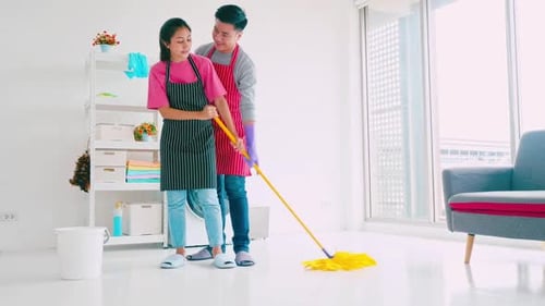 Marido e mulher limpando o quarto. Casal asiático feliz passando um tempo juntos em casa.