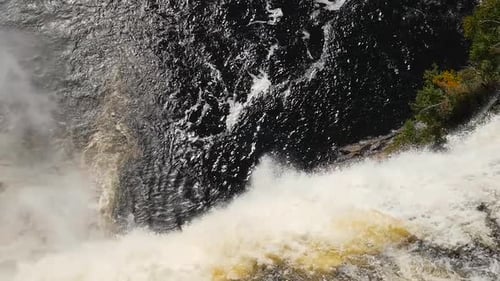 Blick auf einen sehr großen Wasserfall, während das Wasser zum Bottom Lake stürzt 2