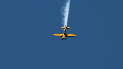 Sportflugzeug fliegt vertikal nach oben