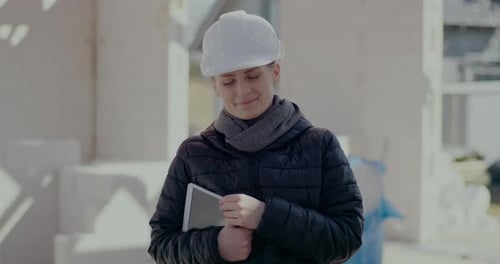 Selbstbewusste junge Ingenieurin mit digitalem Tablet