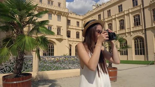 Mulher explorando Lednice, República Tcheca