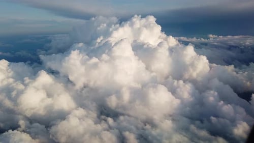 Vista das nuvens e do céu solar de cima a partir do avião. Nuvens no plano da janela. A vista