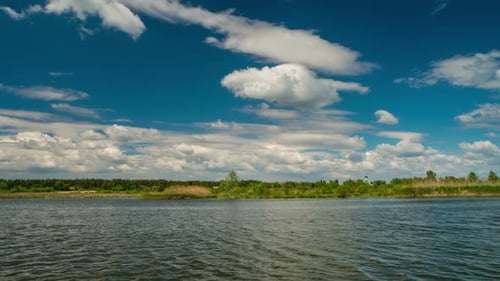 Sonniger und bewölkter Tag auf dem Fluss