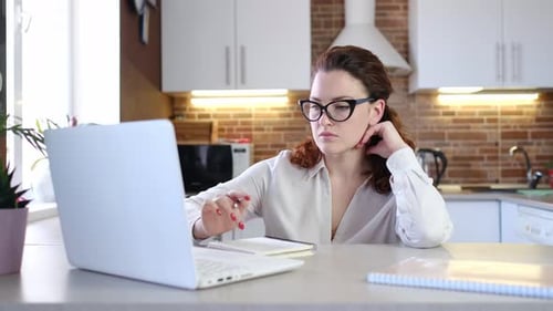 Empresária trabalha no escritório doméstico