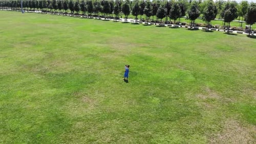 Mutter und Sohn im Park 1