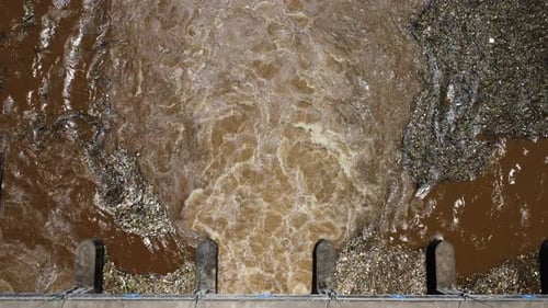 Luftaufnahme des aus der Entwässerungsrinne des Betondamms freigesetzten Wassers ist ein Weg