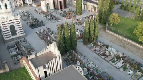 Vista aérea pequeña del cementerio: invierno soleado