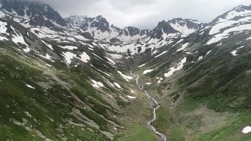 Tal und verschneite Berge.