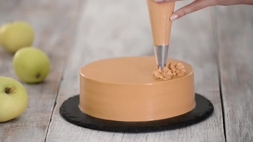 Decorating a Caramel Iced Cake with Cream Frosting