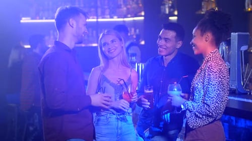 Deux couples amoureux se rencontrent dans des verres de bar qui tintent