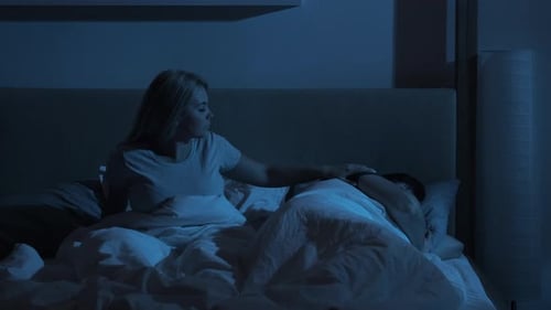 Trouble du sommeil : femme dérangée ronflement, lit