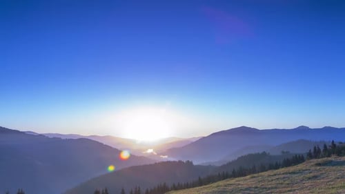 Lever de soleil dans le ciel sans nuages au-dessus des montagnes