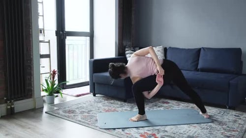 Yogi Girl faisant la pose de Sarvangasana pour la relaxation des muscles cardiaques, la guérison de la colonne vertébrale