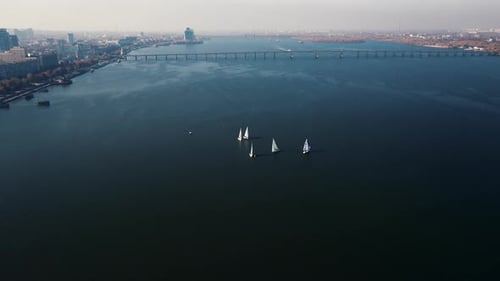 Segelbootfahren auf dem Blue Water River am frühen Morgen