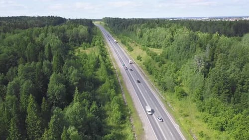 Blick von oben auf die Autobahn im Wald