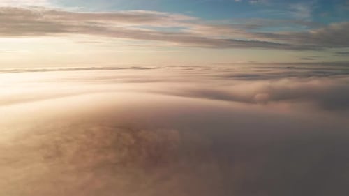 Luftaufnahme der Berge in den Wolken bei Sonnenuntergang