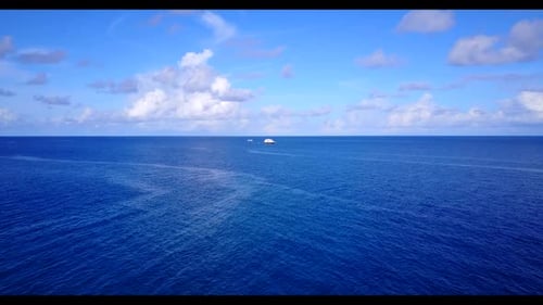 Luftzusammenfassung der ruhigen Lagunenstrandzeit vor flacher Lagune und hellem Sandhintergrund eines Tages
