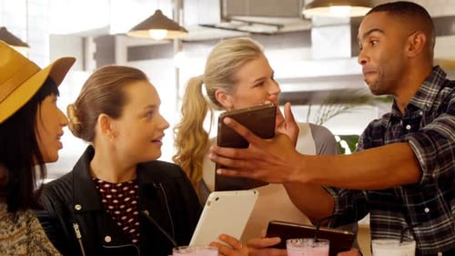 Führungskräfte nutzen Handy und digitales Tablet 4k