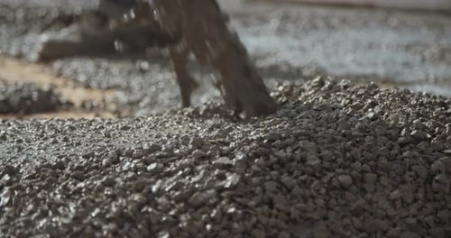 Bauarbeiter, die bei einem Autobahnbauprojekt mit Beton arbeiten