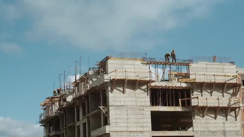 Bauarbeiter arbeiten an monolithischen Arbeiten auf der Baustelle eines mehrstöckigen Gebäudes in Montenegro