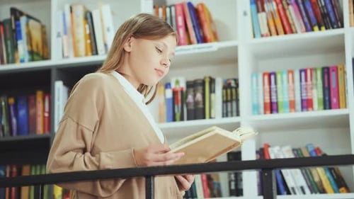 Libro de lectura de niña en librería