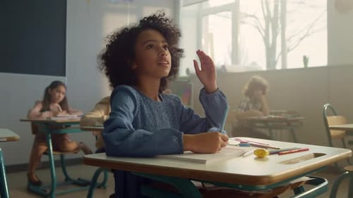 Alumno inteligente que estudia ciencias en la escuela primaria