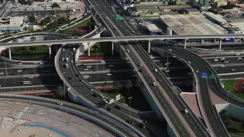 Vue aérienne sur une intersection autoroutière très fréquentée, Dubaï, Émirats arabes unis