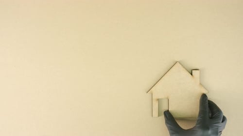 Poner casa de cartón con texto de préstamo hipotecario