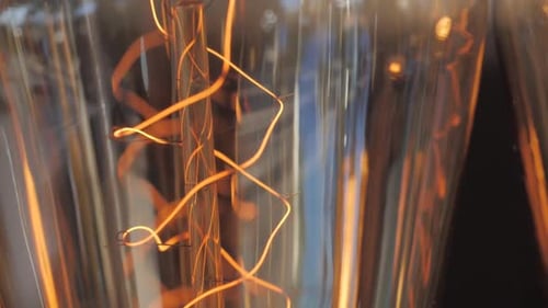 Nahaufnahme einer verstaubten Edison-Lampe im Vintage-Lampenstil, Retro-Lampe auf schwarzem Hintergrund