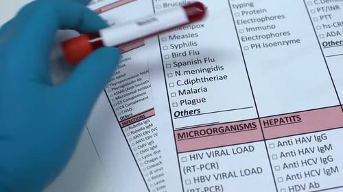 Paludisme, médecin vérifiant la maladie en blanc de laboratoire, montrant un échantillon de sang dans un tube
